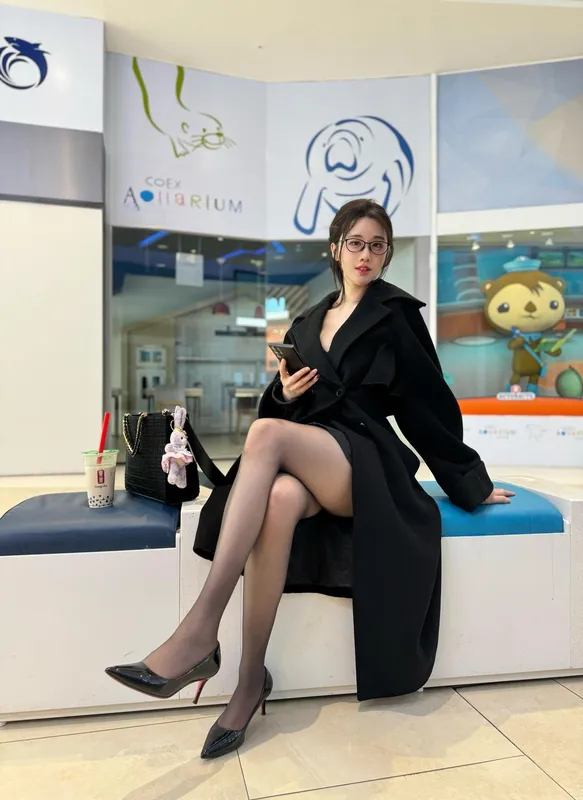 黑丝女老板 - 轩子巨二兔